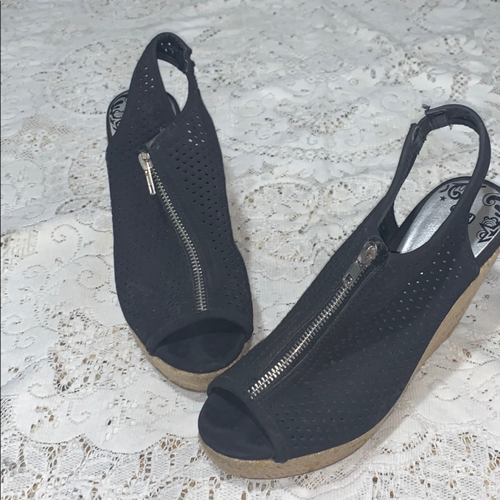 Black zipper wedges